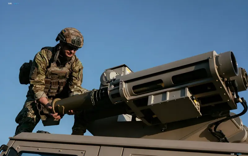 Украинский военный заряжает малую ракету-перехватчик в пусковую установку для противодействия дронам Shahed