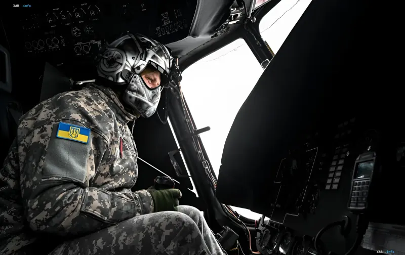 Pilot eines ukrainischen Militärhubschraubers in der Kabine im Zusammenhang mit den Gesprächen über eine Luftstille während des Besuchs der US-Gesandten in Kiew