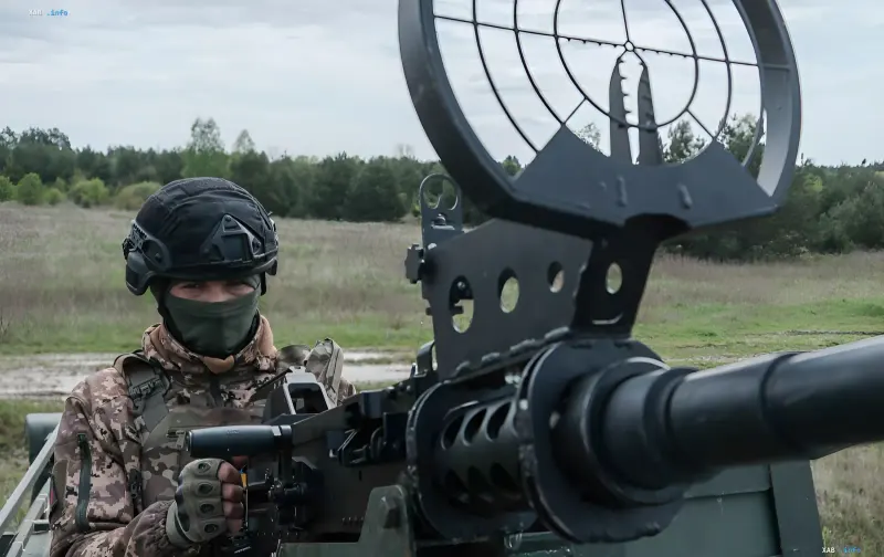 Оператор зенітної установки ППО на тлі поля: як українська система відбиває нічні атаки дронів і балістики РФ