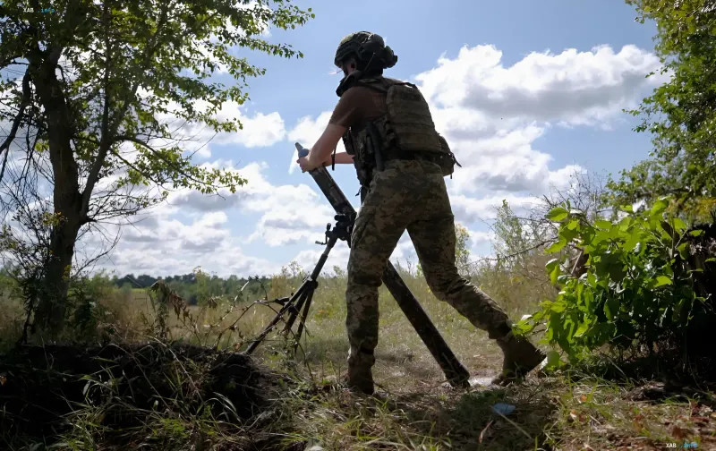 Военнослужащий ВСУ с зенитным вооружением в полевых условиях на фоне ударов по РЛС и РЭБ в Брянской области