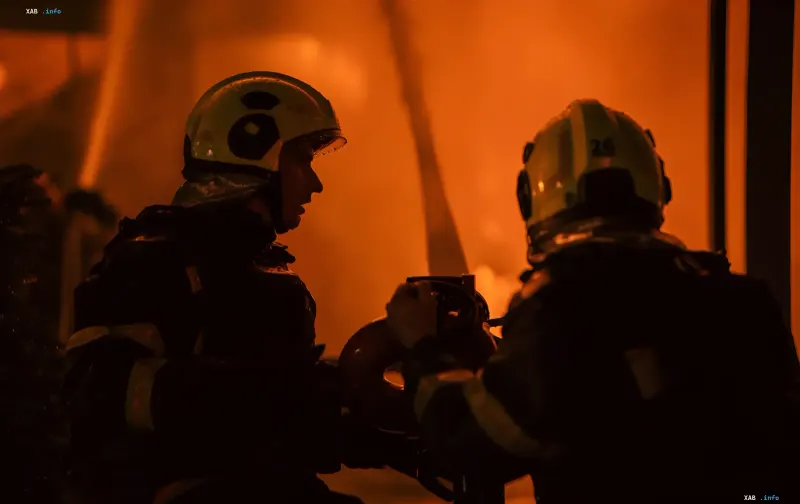 Feuerwehrleute bekämpfen einen Brand an einem Logistiklager nach dem Angriff auf Dnipro