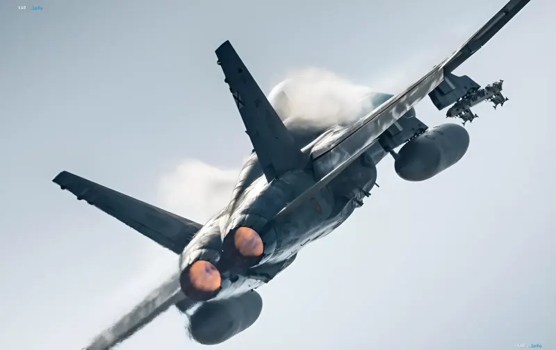 NATO-Jagdflugzeug mit Nachbrennern vor einem Hintergrund aus Dampfwolken, bereit zur Abwehr russischer Drohnen