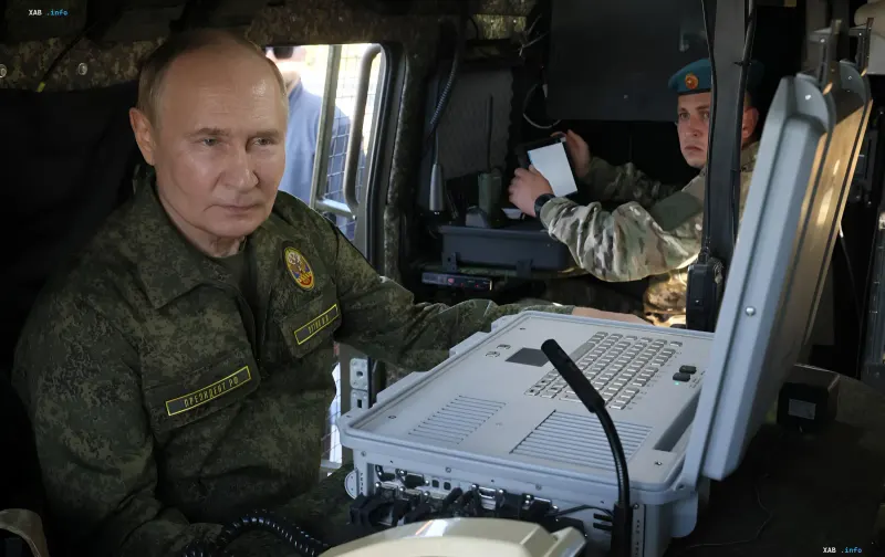 Владимир Путин в камуфляжной форме за военным терминалом на командном пункте на фоне рекордного военного бюджета России