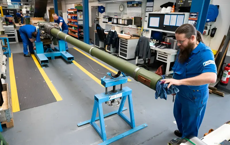 Rheinmetall-Mitarbeiter prüft eine Komponente eines Luftverteidigungssystems in der Fabrik, die Volkswagen in Osnabrück an die Rüstungsproduktion übergibt