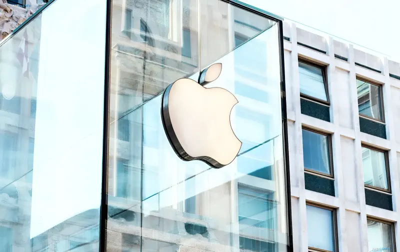 Apple logo on a glass store facade: company prepares foldable iPhone Ultra for the September 9 event
