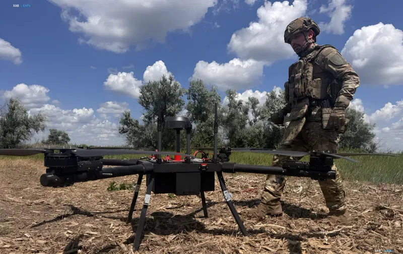 Военнослужащий ВСУ у боевого беспилотного летательного аппарата на поле: силы обороны поразили пункты управления и места запуска дронов на оккупированных территориях