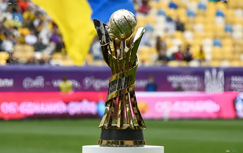 Ukrainischer Pokal-Trophäe auf dem Stadionfeld vor den Achtelfinalspielen