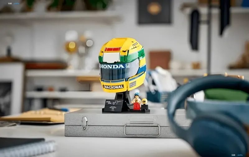 Колекційний шлем Айртона Сенни в LEGO-виконанні в розфартуванні 1988 року з логотипами Honda та Nacional на підставці