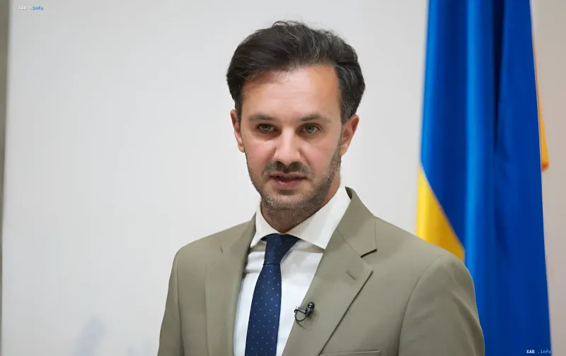 Официальный представитель МИД Украины Андрей Сибик на брифинге на фоне государственного флага Украины