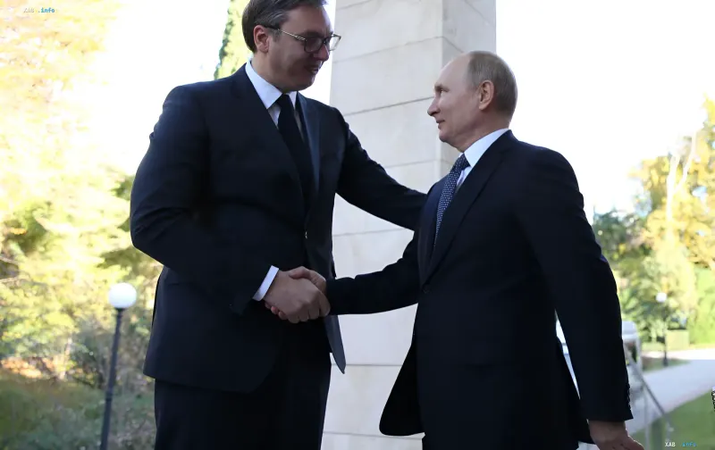Александр Вучич и Владимир Путин пожимают руки на фоне решения о досрочных парламентских выборах в Сербии