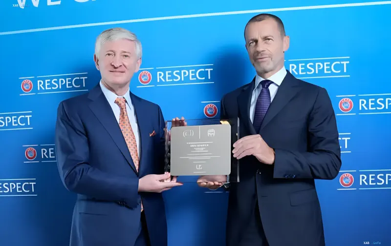 Ахметов получает особую награду УЕФА из рук Чеферина на церемонии с логотипом RESPECT