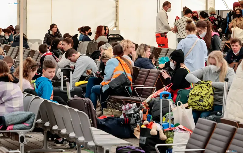Ukrainische Flüchtlinge mit Kindern und Gepäck warten in einer Unterbringung in Deutschland vor dem Hintergrund des Appells Berlins an wehrpflichtige Männer, in die Ukraine zurückzukehren