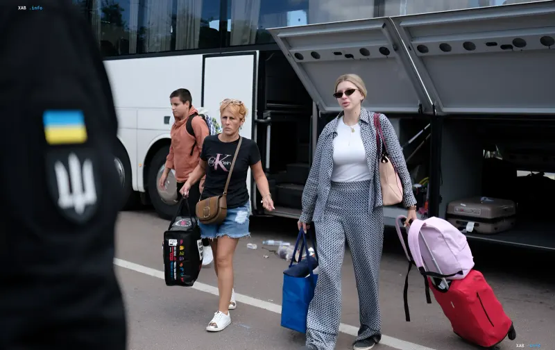 Ukrainer mit Gepäck am Bus: Demograf erklärt, warum manche Emigranten nicht zurückkehren