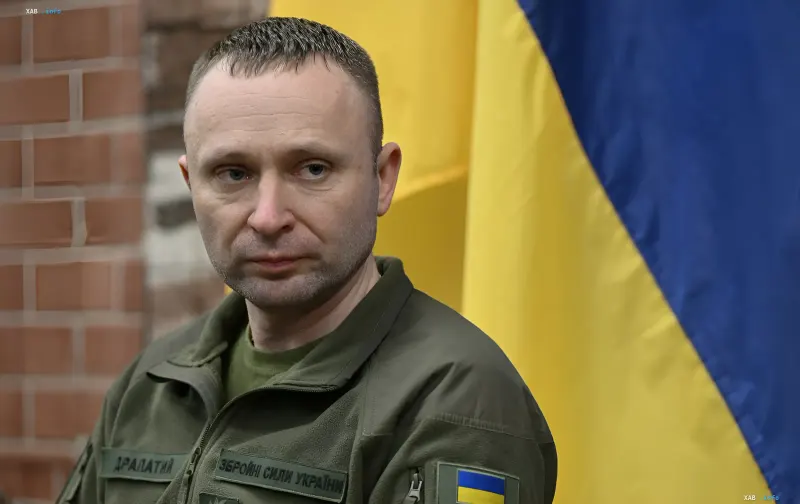 Generaloberst Andrij Drapatyj in ukrainischer Militäruniform vor der ukrainischen Flagge