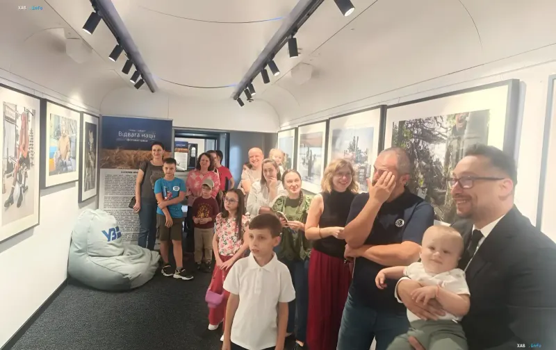 Besucher im Wagen der Galeriebahn „Mut der Nation“ der Ukrzaliznyzja während der internationalen Tournee in Moldau