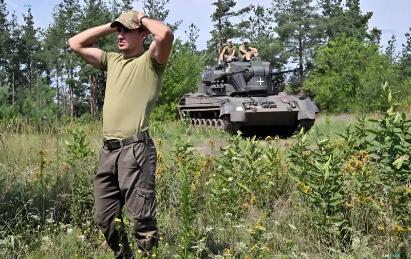 Mobilisierter Soldat in Tarnkleidung vor einem Militärfahrzeug – wann ein Einberufener rechtlich als Soldat gilt