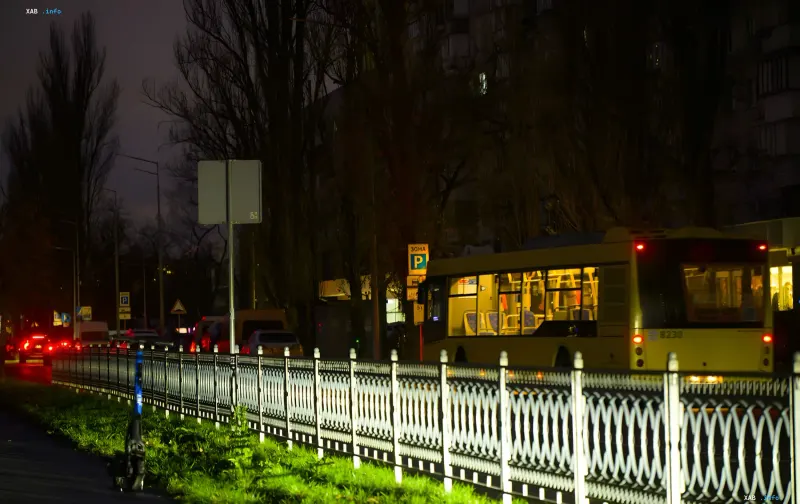 Ночной городской автобус на маршруте в Киеве во время комендантского часа