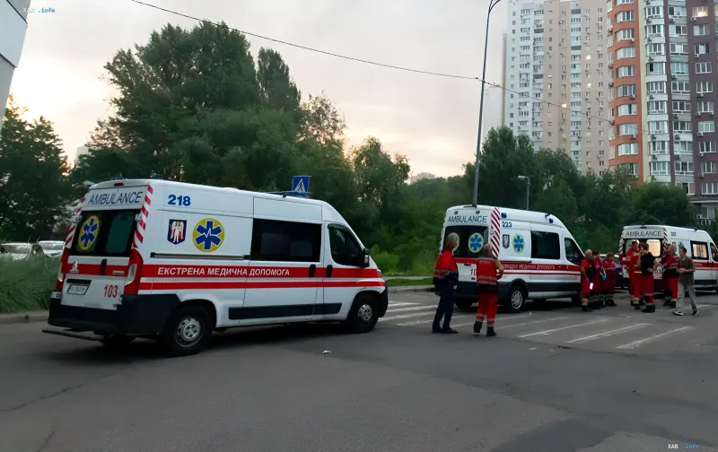 Автомобілі швидкої допомоги та рятувальники на місці падіння російського БПЛА на АЗС у Голосіївському районі Києва