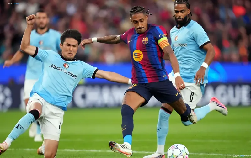 Barcelona gegen Feyenoord in der Champions League: Raphinha im Zweikampf mit einem Feyenoord-Verteidiger im 1. Spieltag der CL 2026/27