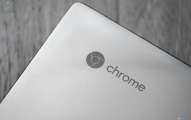 Логотип браузера Chrome на корпусе ноутбука — обновление Chrome 153 с закрытием 230 уязвимостей и zero-day в V8