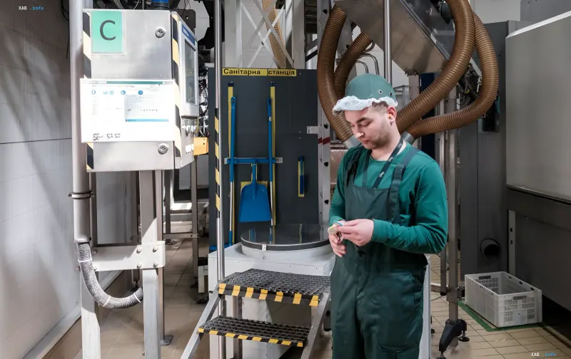 UMCC Titanium worker inspecting a part on the production line amid the FGIA post-privatization control reform