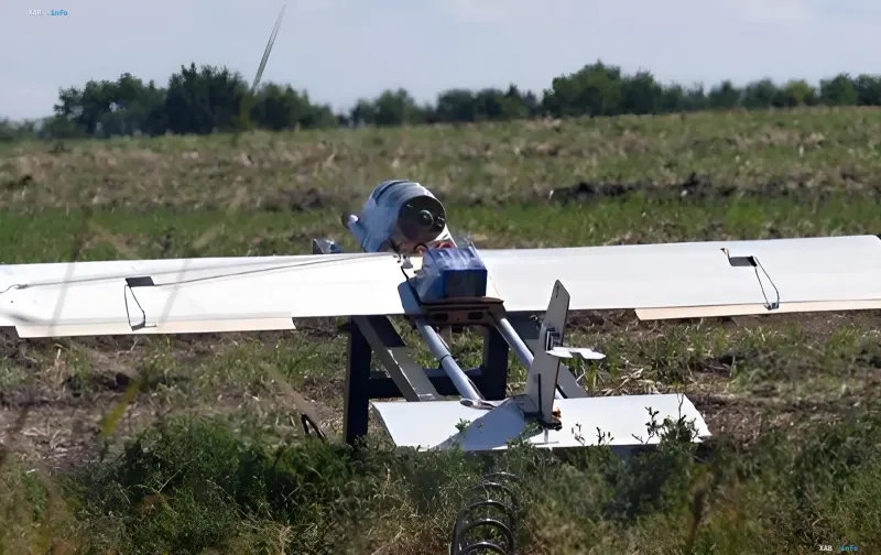 Drohne Grim LA-80 von GrimTech mit langen weißen Flügeln auf einem Demonstrationsständer im Feld — ukrainisches Gegenstück zur russischen „Molnija“