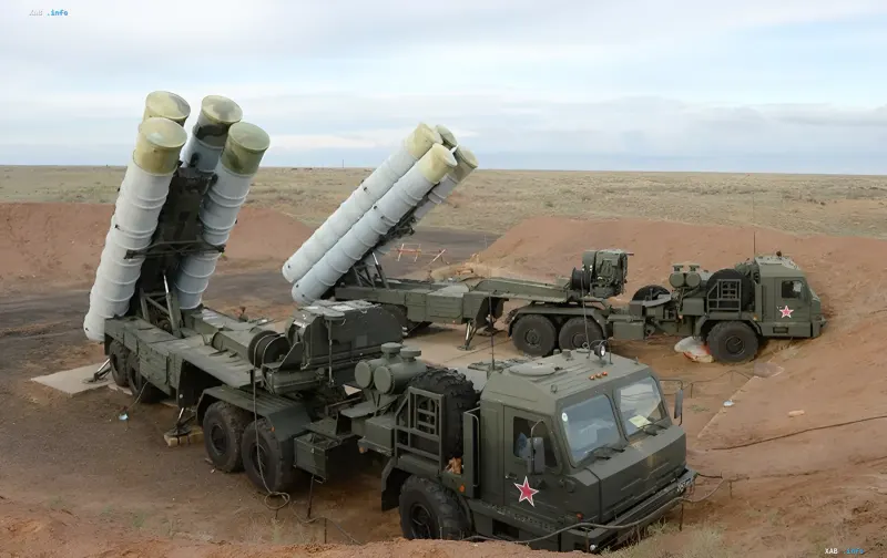 Startschleudern RM-48U mit modifizierten S-400-Raketen auf einem Testgelände — Russlands „Frankenstein“-Waffensystem