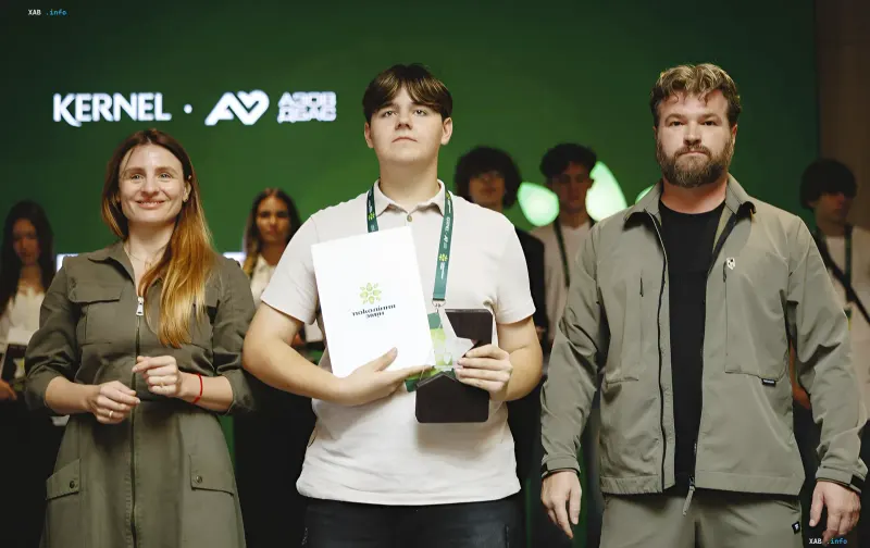 Participant of the 'Pokolinia Zmin' project by Kernel and Azov Dbaie receives a certificate and award at the closing ceremony of the program for defenders' children