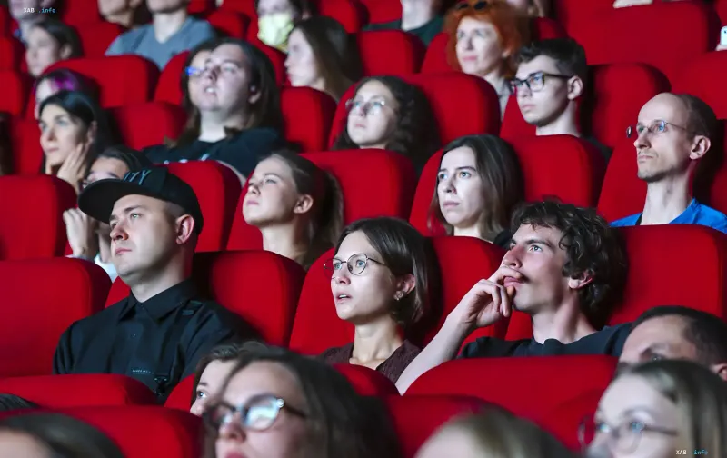 Zuschauer im Kinosaal, während die Ukraine Filmvorführungen bei gelbem Alarmlevel wieder aufnimmt