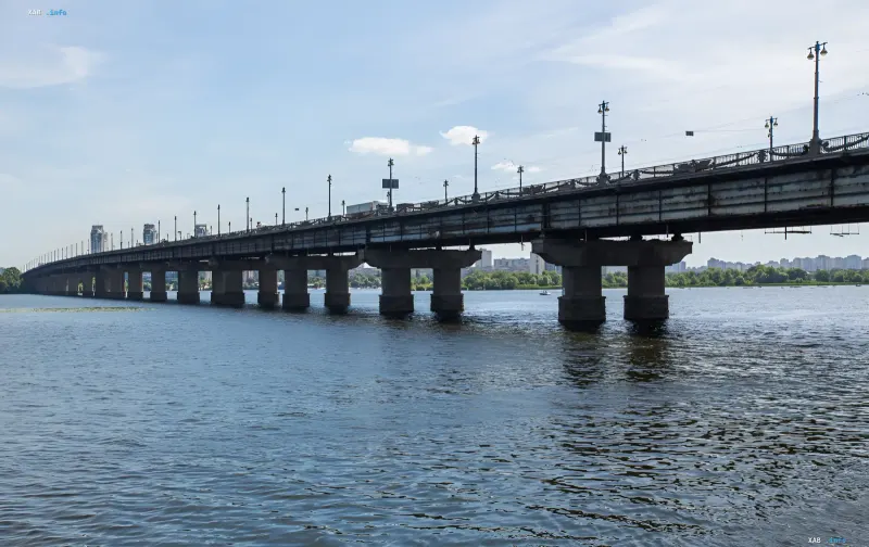 Міст Патона в Києві над Дніпром перед частковим закриттям на ремонт: бетонні опори та зношена металеві конструкції