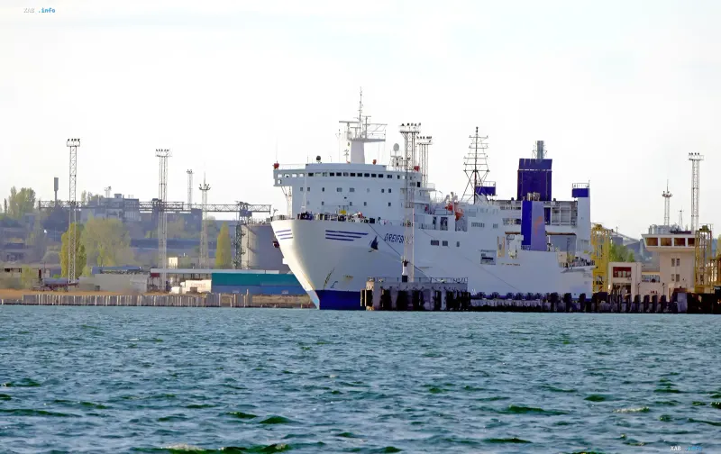 Schiff am Steg des Hafens Odessa im Zuge des Angriffs auf das Schleppboot Tedy