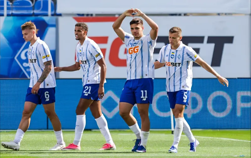 Гравці «Динамо» у формі з логотипом GG.BET на полі після кубкового матчу у Вінниці