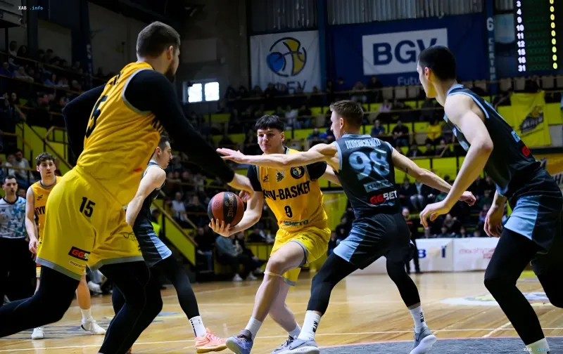 Basketball-Superliga der Ukraine: Spieler in gelben und dunklen Trikots kämpfen um den Ball in der Arena, in der die Saison 2026/27 jetzt statt in Kiew startet