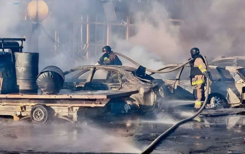 Feuerwehrleute löschen ausgebrannte Autos am Ort eines russischen Angriffs auf ein Einkaufszentrum in Pawlograd