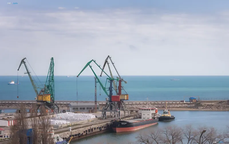 Hafen von Machatschkala am Kaspischen Meer: Frachtschiff am Steg mit Kränen und Lager nach dem Schlag der Verteidigungskräfte auf Russlands einzigen nicht einfrierenden Kaspischen Hafen