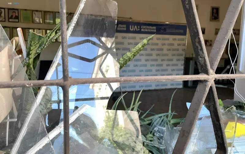 Розбиті вікна та пошкоджене скління в будівлі «Суспільного» в Кривому Розі після російського обстрілу