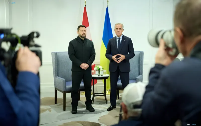 Wolodymyr Selenskyj und Mark Carney vor den Flaggen der Ukraine und Kanadas bei der Unterzeichnung der 100-Jahre-Partnerschaftserklärung