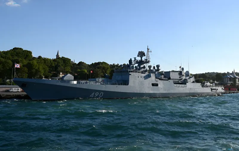 Військовий корабель з бортовим номером 490 у портовій акваторії на тлі пагорбів і будівель — ілюстрація до новини про удар ЗСУ по кораблях у Новоросійську