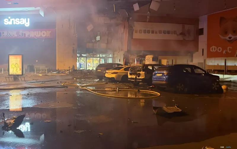 Последствия атаки на ТРЦ «Мануфактура» в Сумах: разрушенный фасад, дым и сгоревшие автомобили на парковке