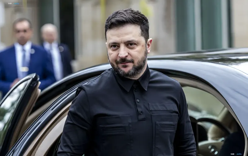Ukrainischer Präsident Wolodymyr Selenskyj in schwarzem Hemd am Dienstwagen inmitten der Kandidatenkrise um den Generalstaatsanwalt