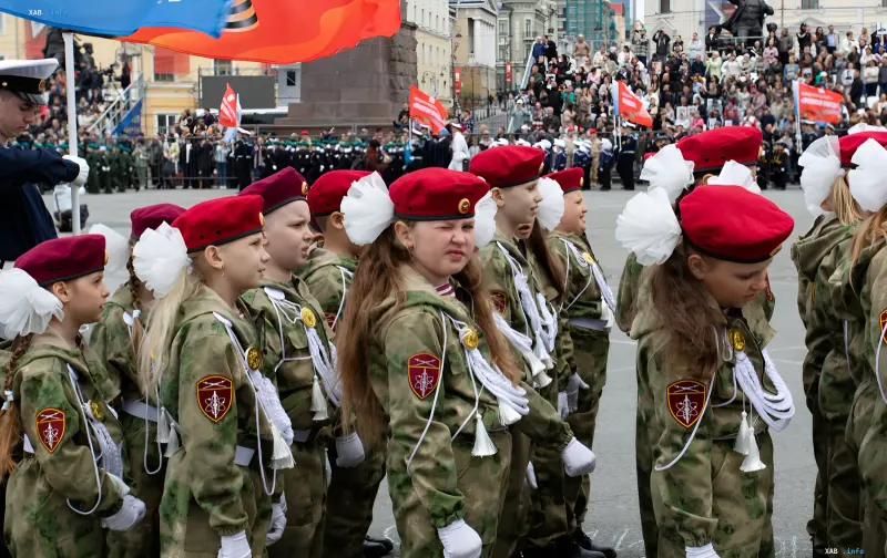 Дети в военной форме с красными беретами на параде в оккупированном регионе Украины