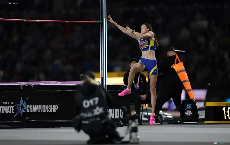 Jaryna Mahutschych feiert ihren Sieg bei den Leichtathletik-Weltmeisterschaften in Baku