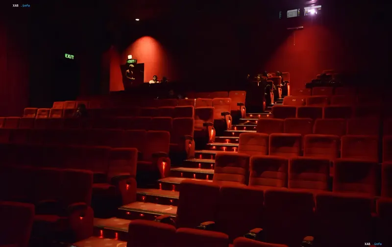 Saal des Multiplex-Kinos in Kiew mit Reihen roter Sitze und gedämpftem Licht — die Kette passte ihren Betriebsalgorithmus an die Alarmstufen an