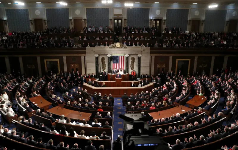 Sitzung des US-Repräsentantenhauses: Abgeordnete applaudieren dem Sprecher vor der Abstimmung über Sanktionen gegen Russland