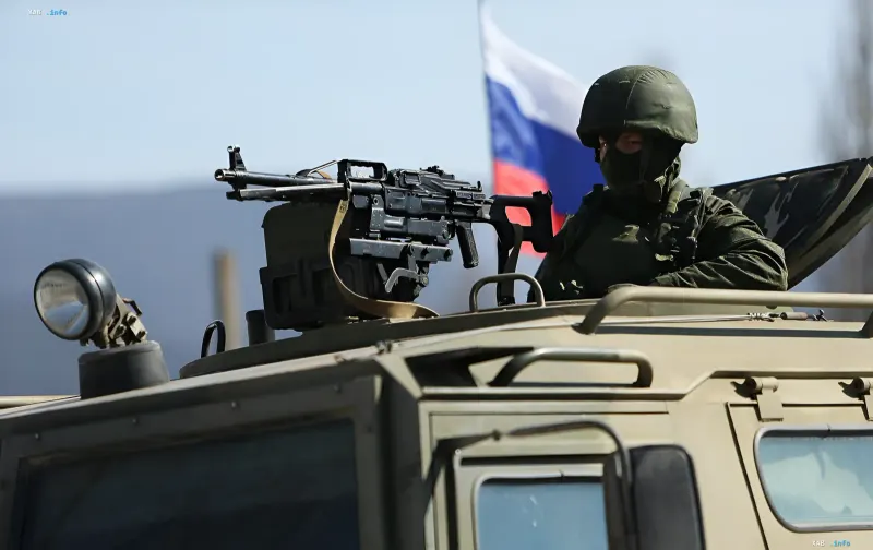 Russischer Soldat mit Maschinengewehr im Turm eines Panzerwagens vor der russischen Flagge — Illustration zum Antrag auf 800.000 Soldaten