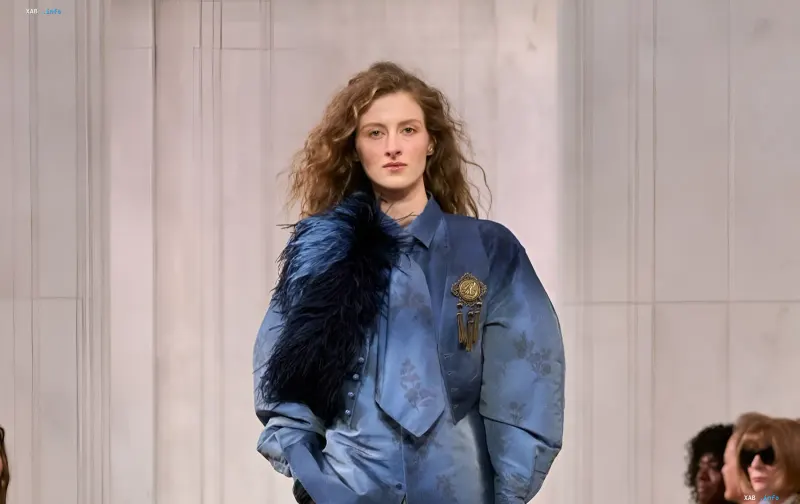 Model in blauem Hemd mit Federn und Krawatten-Schleife auf dem Laufsteg der Ralph Lauren Kollektion Frühjahr/Sommer 2027, die die New York Fashion Week eröffnete