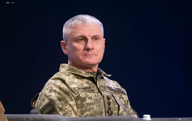 Militär Ivashchenko in Tarnanzug kommentiert die Funktion russischer Drohnen-Relaisstationen in Belarus