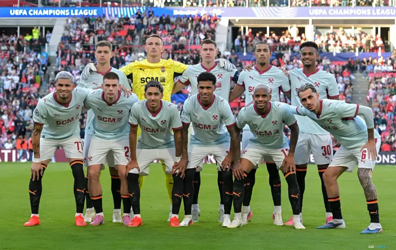 Teamfoto von Schachtar Donezk vor dem ersten Spieltag der UEFA Champions League: die jüngste Startelf von Arda Turan