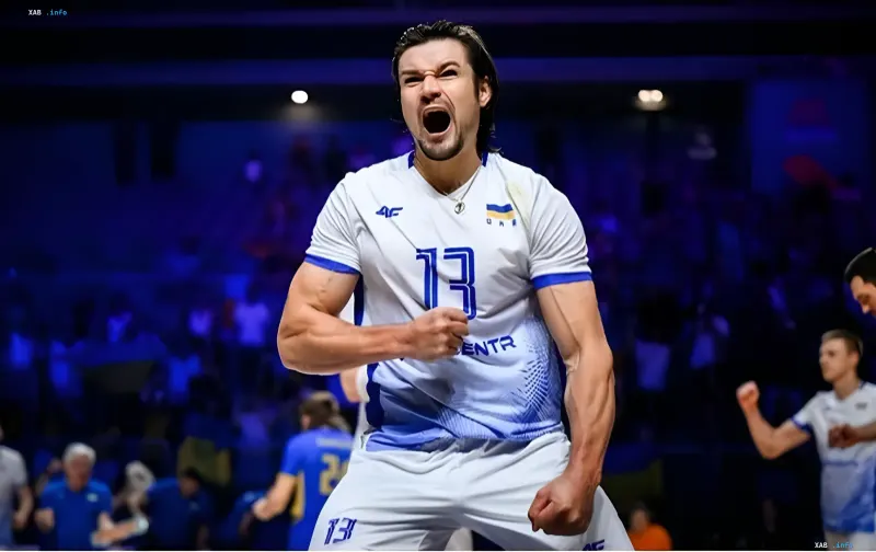 Волейболист сборной Украины в форме с номером 13 празднует победу над Северной Македонией на Евро-2026, команда возглавила группу B