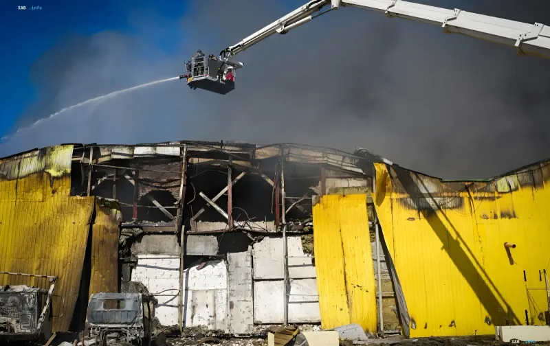 Zerstörtes Lager nach einem Brand: Eine Feuerwehr-Drehleiter löscht die verbrannte Logistikinfrastruktur der Ukraine